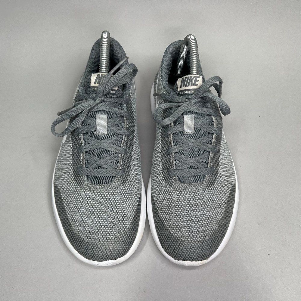 Nike Gray Trainers Sneaker Size 6Y Fits Women's Size 7.5 - Picture 3 of 11